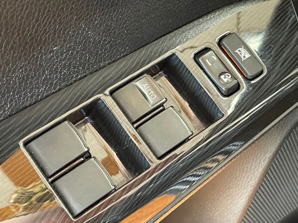 2018 Toyota RAV4 SE AWD - 23014768 - 16