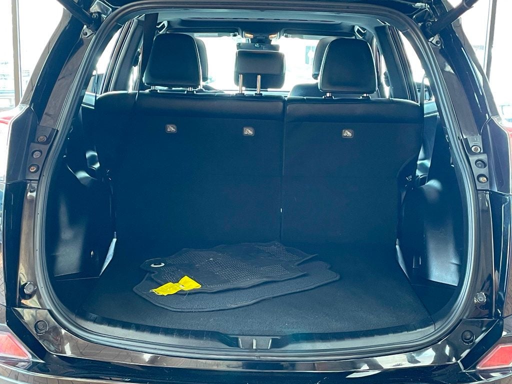 2018 Toyota RAV4 SE AWD - 23014768 - 18