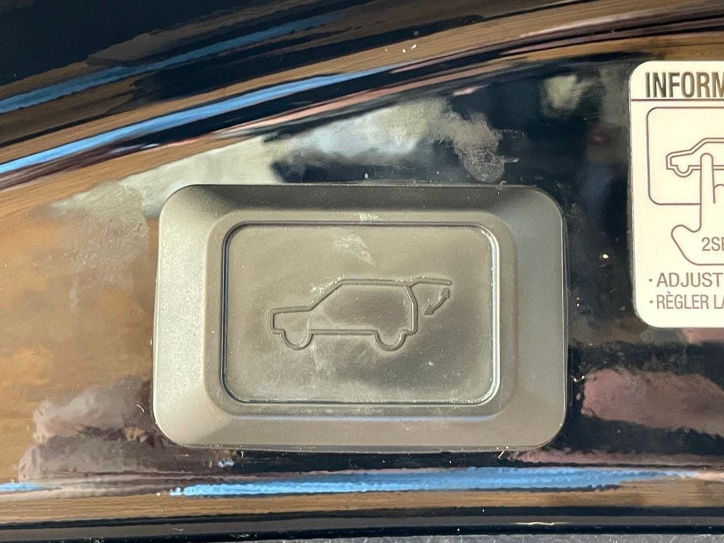 2018 Toyota RAV4 SE AWD - 23014768 - 19