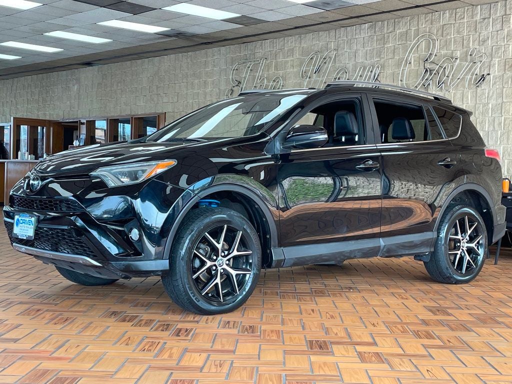 2018 Toyota RAV4 SE AWD - 23014768 - 3