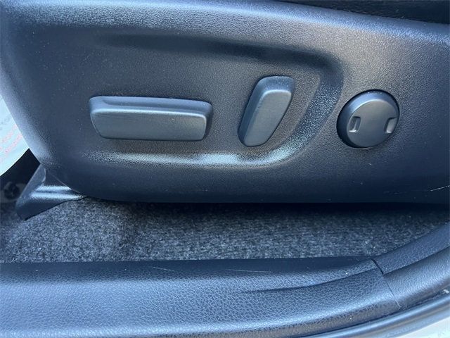 2018 Toyota RAV4 SE AWD - 22947300 - 11