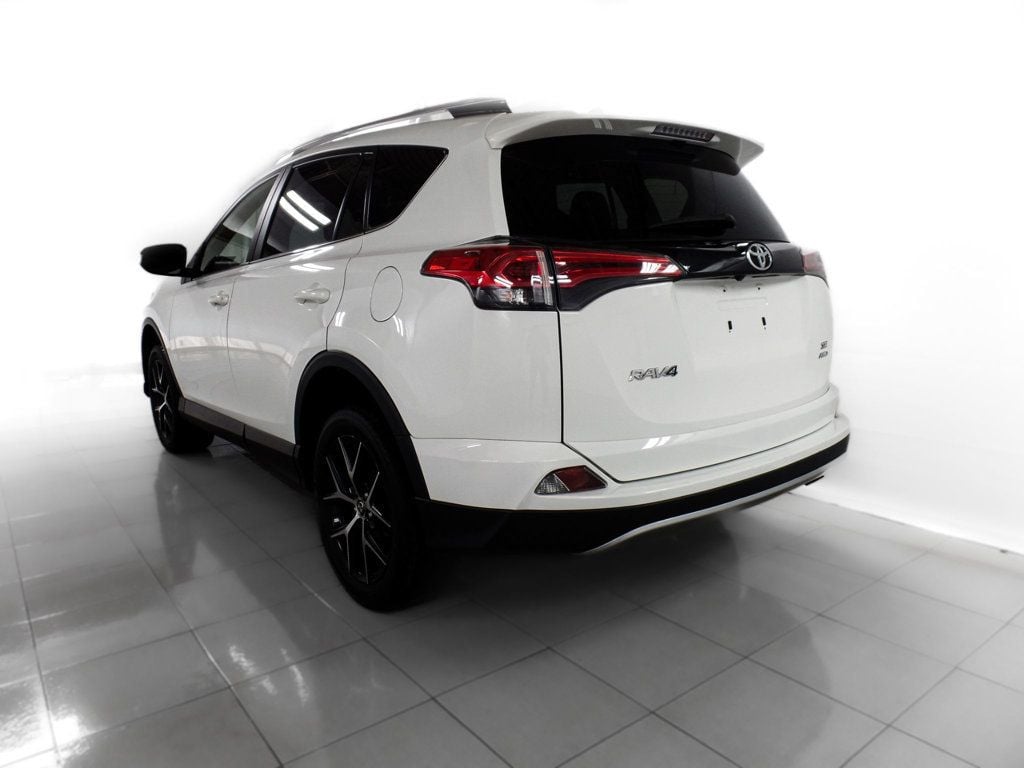 2018 Toyota RAV4 SE AWD - 22520457 - 3