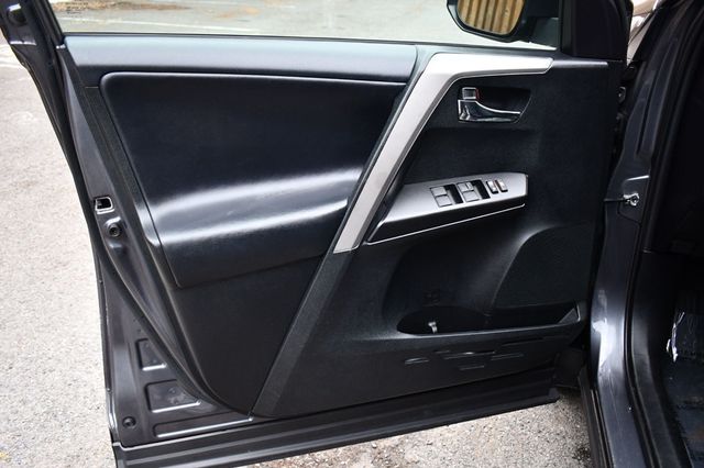 2018 Toyota RAV4 XLE AWD - 22627828 - 35