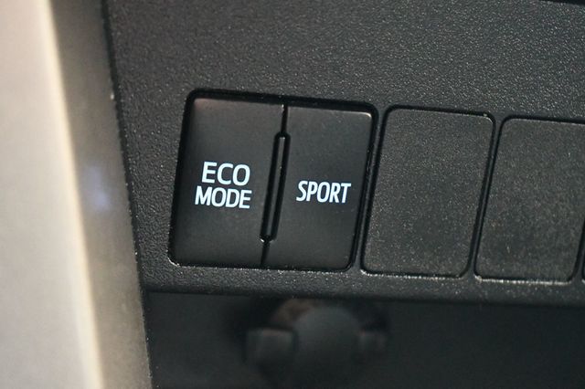 2018 Toyota RAV4 XLE AWD - 22627828 - 39