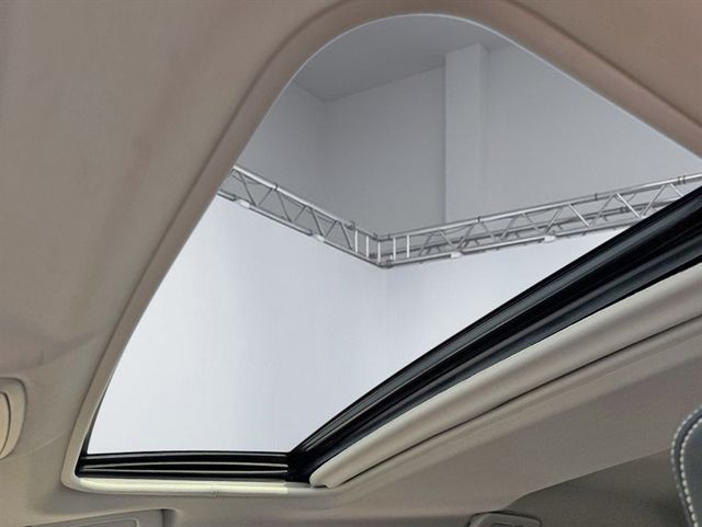 2018 Toyota RAV4 XLE AWD - 22926130 - 17