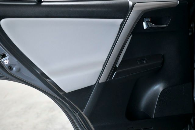 2018 Toyota RAV4 XLE AWD - 22185507 - 10