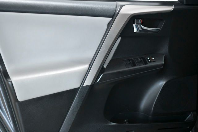 2018 Toyota RAV4 XLE AWD - 22185507 - 8