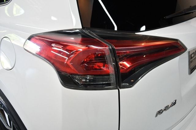 2018 Toyota RAV4 XLE AWD - 23057346 - 13