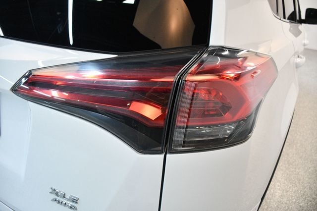 2018 Toyota RAV4 XLE AWD - 23057346 - 14