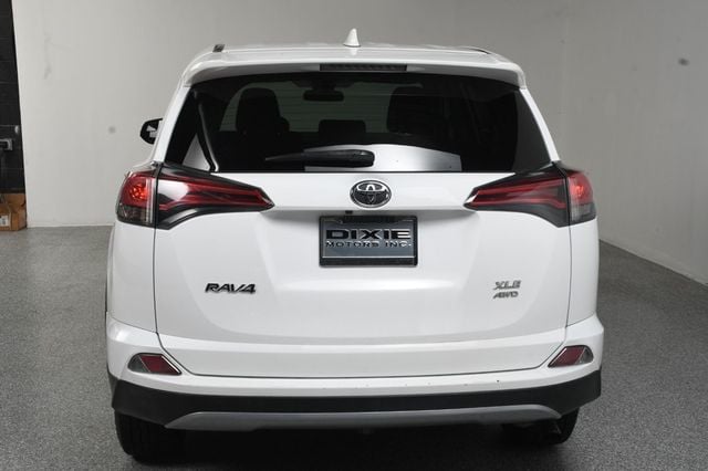 2018 Toyota RAV4 XLE AWD - 23057346 - 15
