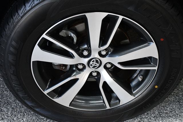 2018 Toyota RAV4 XLE AWD - 23057346 - 17
