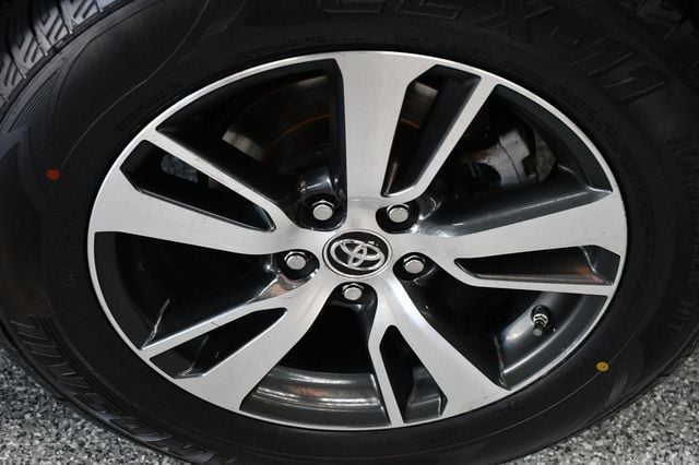 2018 Toyota RAV4 XLE AWD - 23057346 - 18
