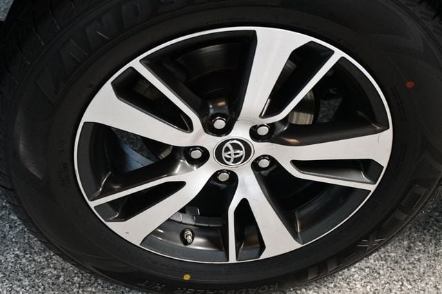 2018 Toyota RAV4 XLE AWD - 23057346 - 19