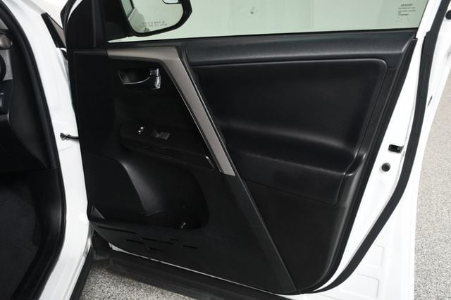 2018 Toyota RAV4 XLE AWD - 23057346 - 22