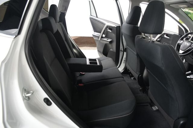 2018 Toyota RAV4 XLE AWD - 23057346 - 35