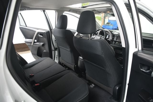 2018 Toyota RAV4 XLE AWD - 23057346 - 37