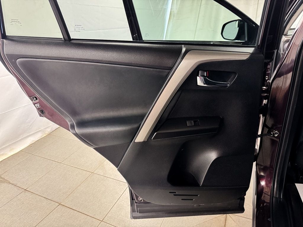 2018 Toyota RAV4 XLE AWD - 23062357 - 15