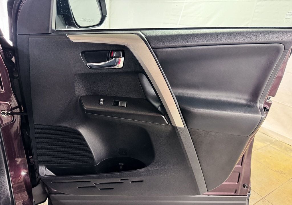 2018 Toyota RAV4 XLE AWD - 23062357 - 17