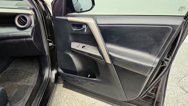 2018 Toyota RAV4 XLE w/ Plus Extra Value Pkg & Blind Spot Monitor - 23032145 - 25