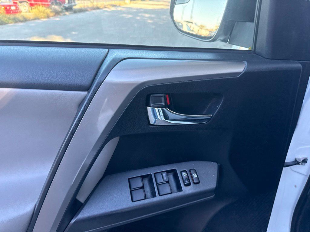 2018 Toyota RAV4 Hybrid LE AWD - 23096855 - 11