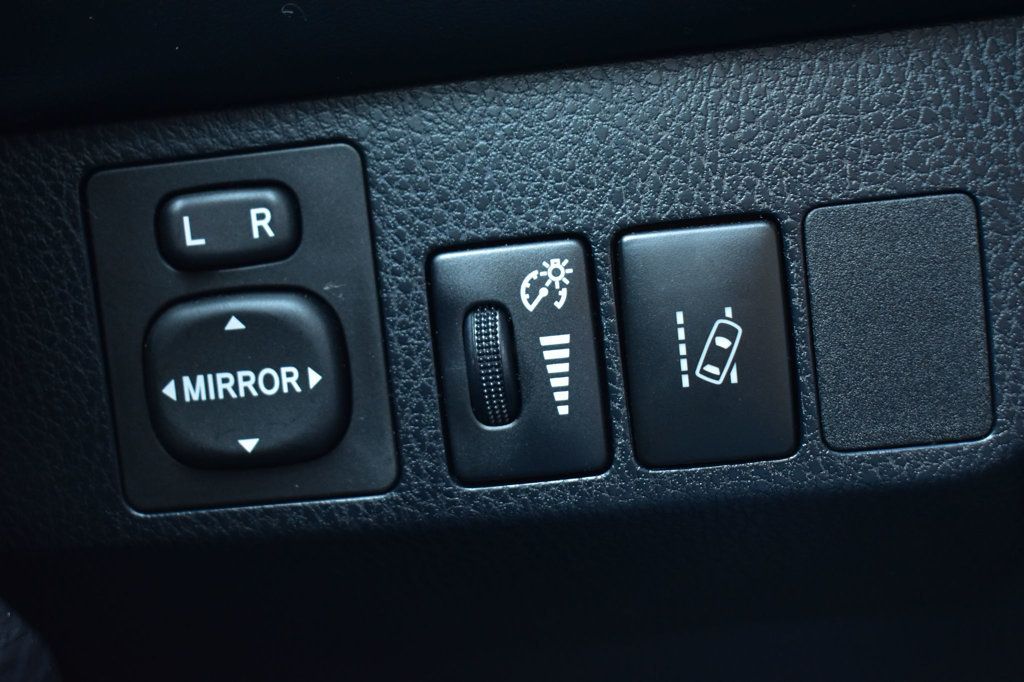 2018 Toyota RAV4 Hybrid SE AWD - 23084216 - 32