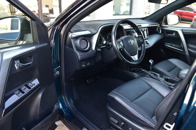 2018 Toyota RAV4 Hybrid SE AWD - 23084216 - 38
