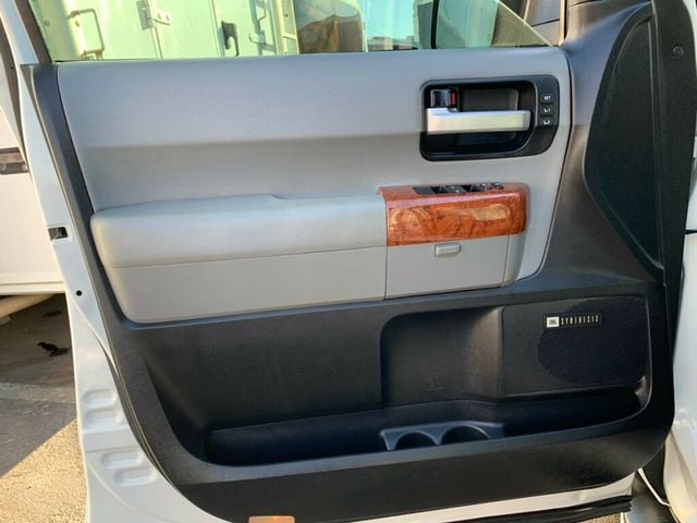 2018 Toyota Sequoia Platinum 4WD 5.7L V8 - 22965370 - 32