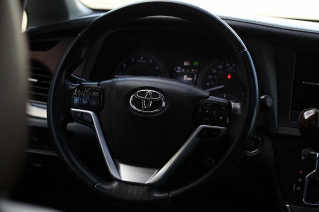 2018 Toyota Sienna AWD LIMITED PREMIUM w/NAVIGATION, DUAL PANO MOONROOF, & LEATHER - 23039669 - 17