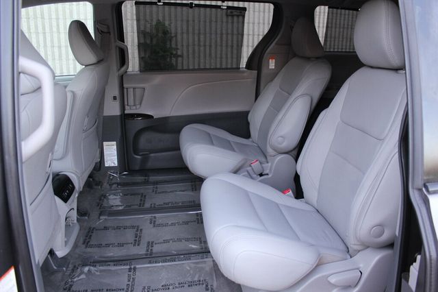 2018 Toyota Sienna AWD ONE OWNER XLE W/ NAVIGATION, LEATHER, MOONROOF - 23075583 - 26