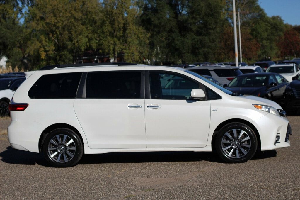 2018 Toyota Sienna XLE Premium photo 2