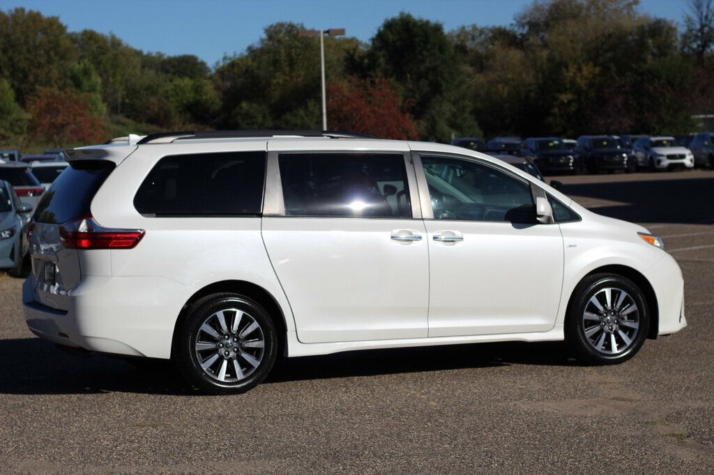 2018 Toyota Sienna XLE Premium photo 3