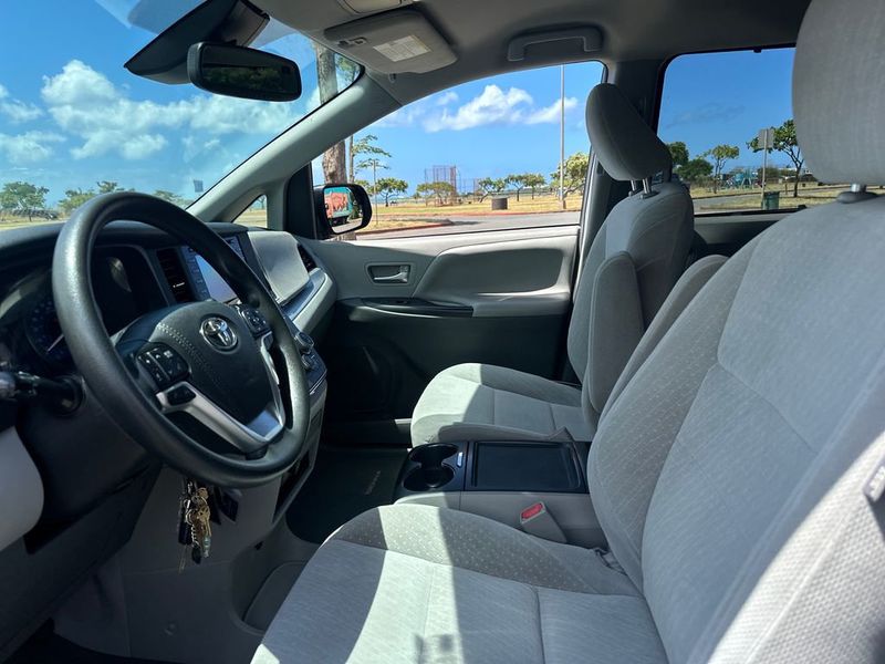 2018 Toyota Sienna LE Automatic Access Seat FWD 7-Passenger - 23050755 - 12