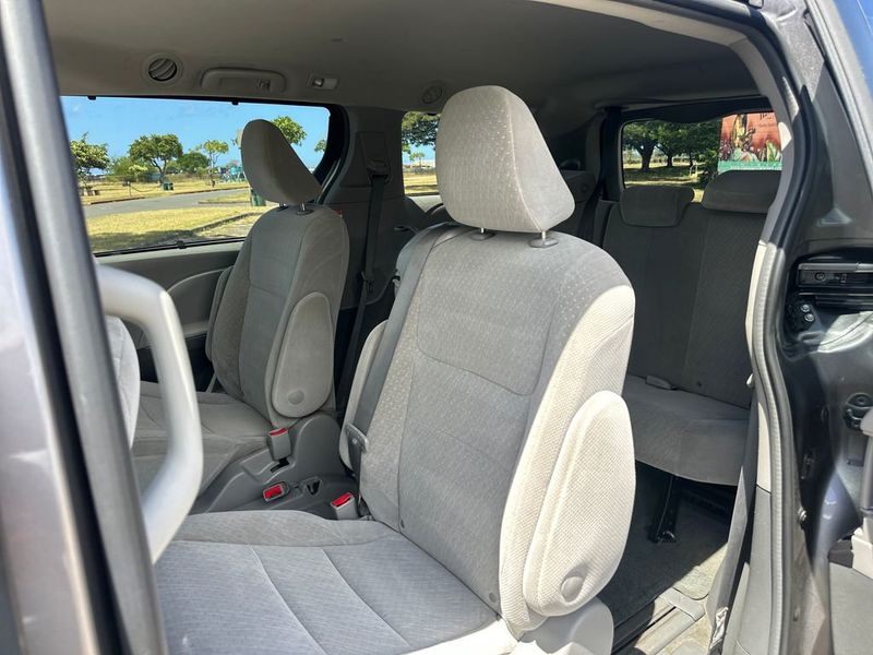 2018 Toyota Sienna LE Automatic Access Seat FWD 7-Passenger - 23050755 - 14