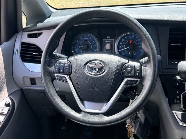 2018 Toyota Sienna LE Automatic Access Seat FWD 7-Passenger - 23050755 - 17