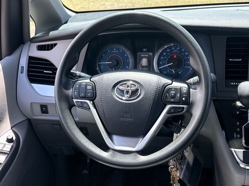 2018 Toyota Sienna LE Automatic Access Seat FWD 7-Passenger - 23050755 - 17