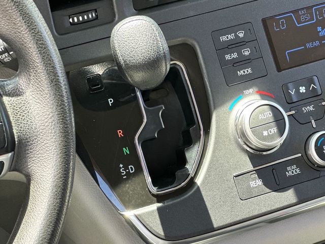 2018 Toyota Sienna LE Automatic Access Seat FWD 7-Passenger - 23050755 - 18