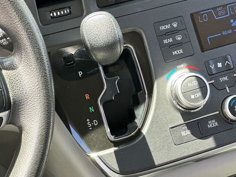 2018 Toyota Sienna LE Automatic Access Seat FWD 7-Passenger - 23050755 - 18