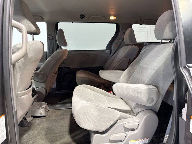 2018 Toyota Sienna LE Automatic Access Seat FWD 7-Passenger - 23073659 - 21
