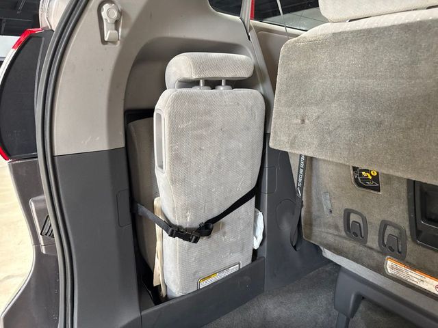 2018 Toyota Sienna LE Automatic Access Seat FWD 7-Passenger - 23073659 - 25