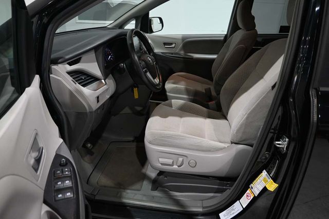 2018 Toyota Sienna LE Automatic Access Seat FWD 7-Passenger - 23063682 - 12
