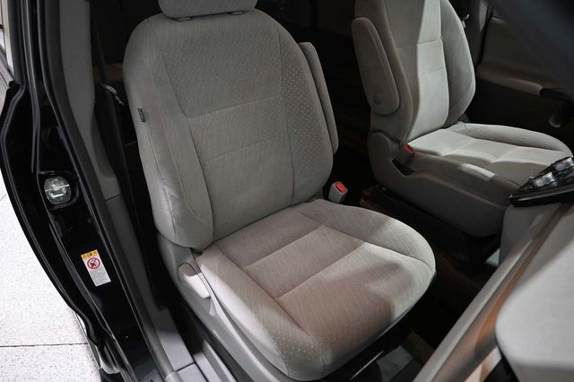 2018 Toyota Sienna LE Automatic Access Seat FWD 7-Passenger - 23063682 - 15