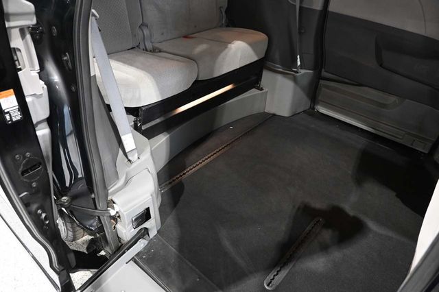 2018 Toyota Sienna LE Automatic Access Seat FWD 7-Passenger - 23063682 - 17
