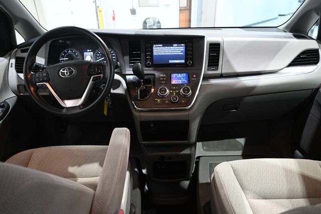 2018 Toyota Sienna LE Automatic Access Seat FWD 7-Passenger - 23063682 - 21