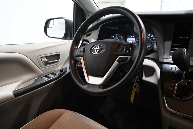 2018 Toyota Sienna LE Automatic Access Seat FWD 7-Passenger - 23063682 - 23