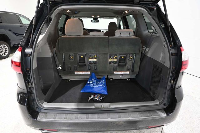 2018 Toyota Sienna LE Automatic Access Seat FWD 7-Passenger - 23063682 - 24