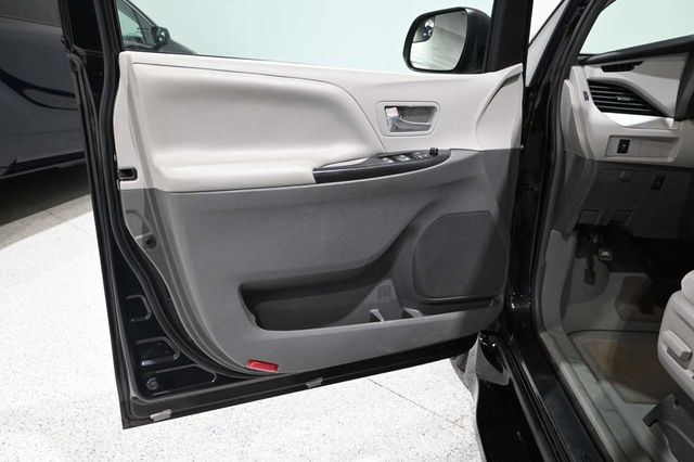 2018 Toyota Sienna LE Automatic Access Seat FWD 7-Passenger - 23063682 - 29