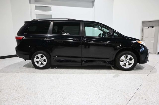 2018 Toyota Sienna LE Automatic Access Seat FWD 7-Passenger - 23063682 - 4