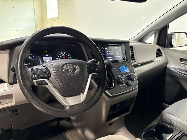 2018 Toyota Sienna LE FWD 8-Passenger - 23073659 - 9