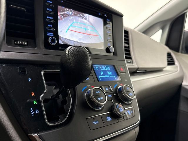 2018 Toyota Sienna LE FWD 8-Passenger - 23073659 - 19