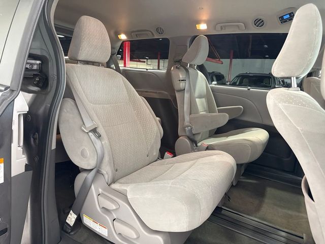 2018 Toyota Sienna LE FWD 8-Passenger - 23073659 - 26